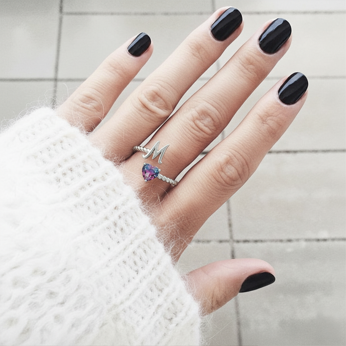 Regulowany pierścionek z literą "Mermaid Tail"