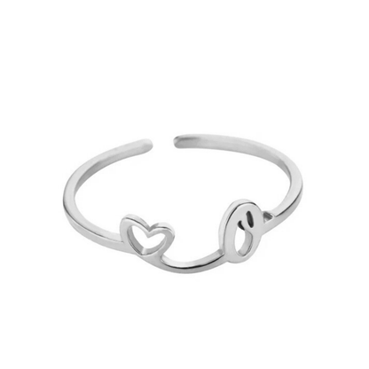 Regulowany pierścionek z literą "Pretty"