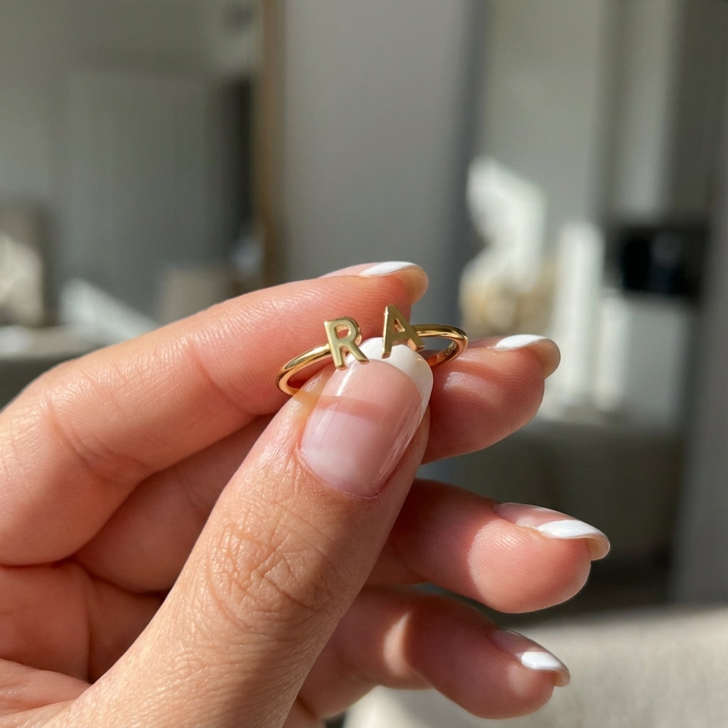 Regulowany pierścionek z literą "Podwójny monogram"