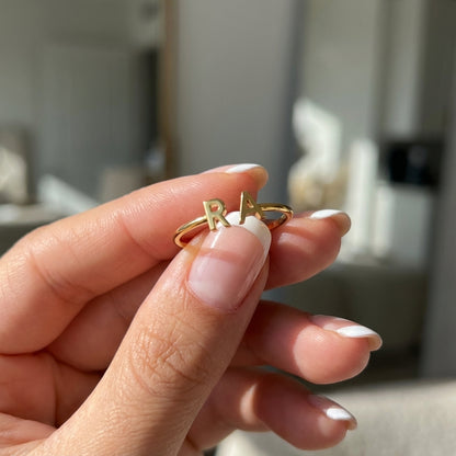 Regulowany pierścionek z literą "Podwójny monogram"