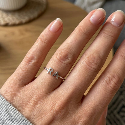 Regulowany pierścionek z literą "Podwójny monogram"