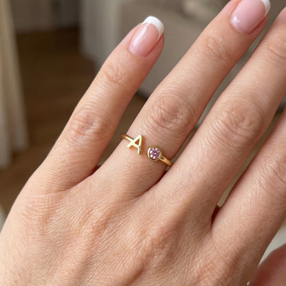 Regulowany pierścionek z literą "Essence"