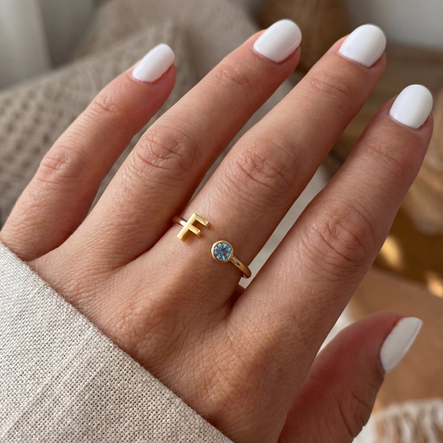 Regulowany pierścionek z literą "Essence"