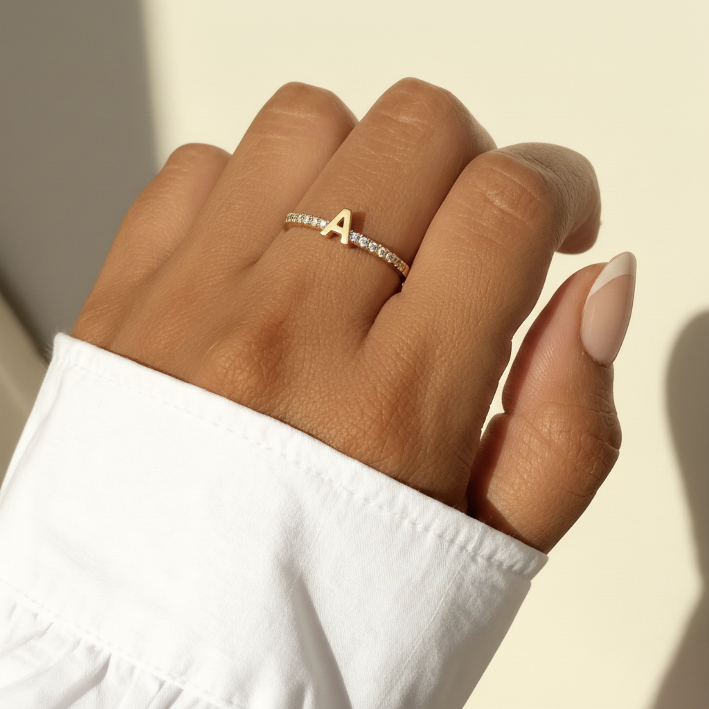 Regulowany pierścionek z literą "Sparkle"
