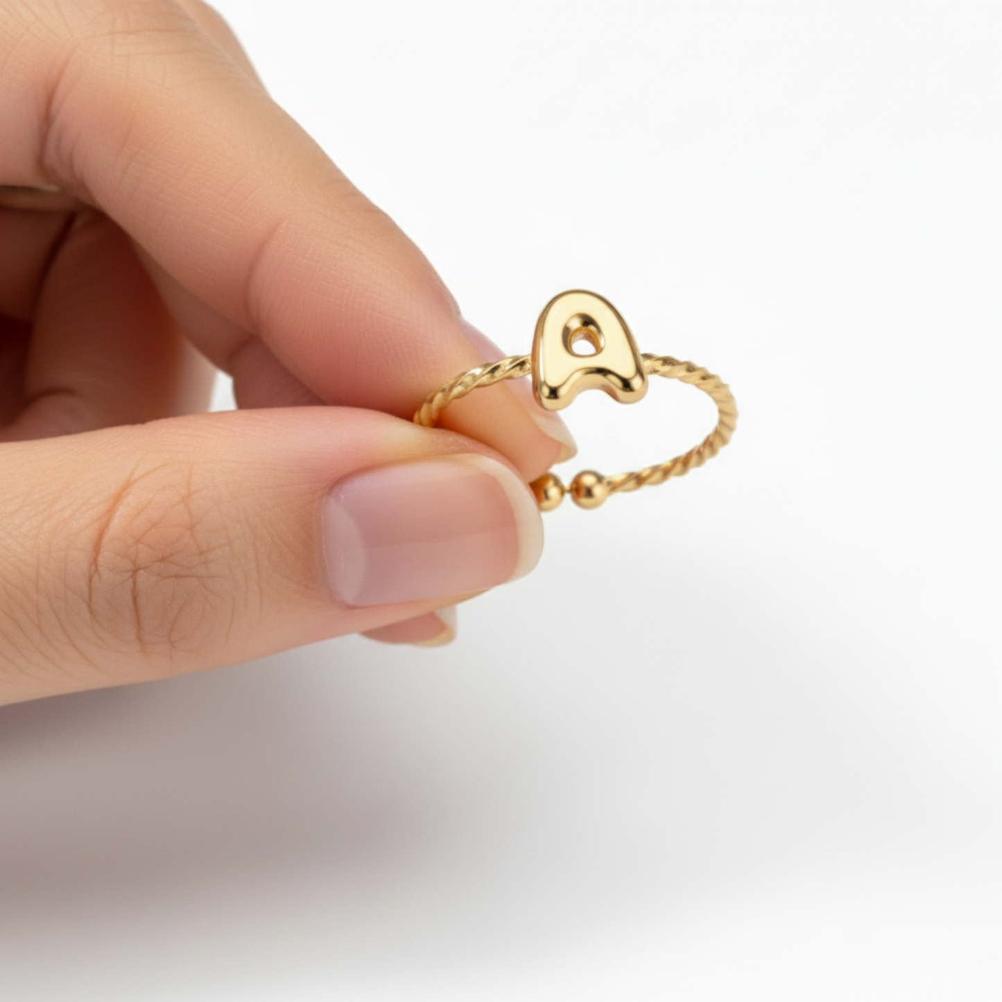 Regulowany pierścionek z literą "Minimalistyczny"