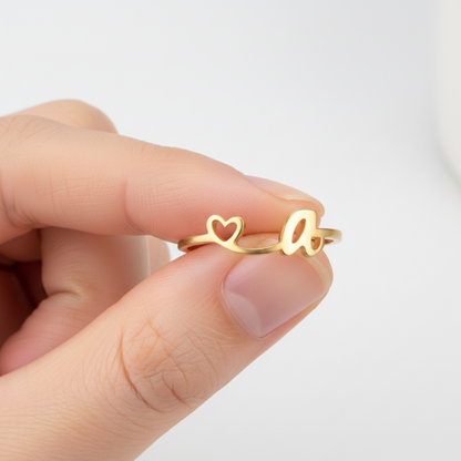 Regulowany pierścionek z literą "Pretty"