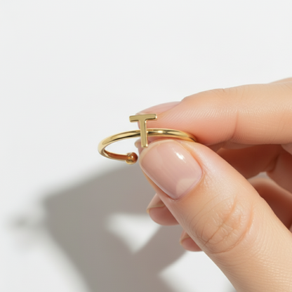 Regulowany pierścionek z literą "Chic"