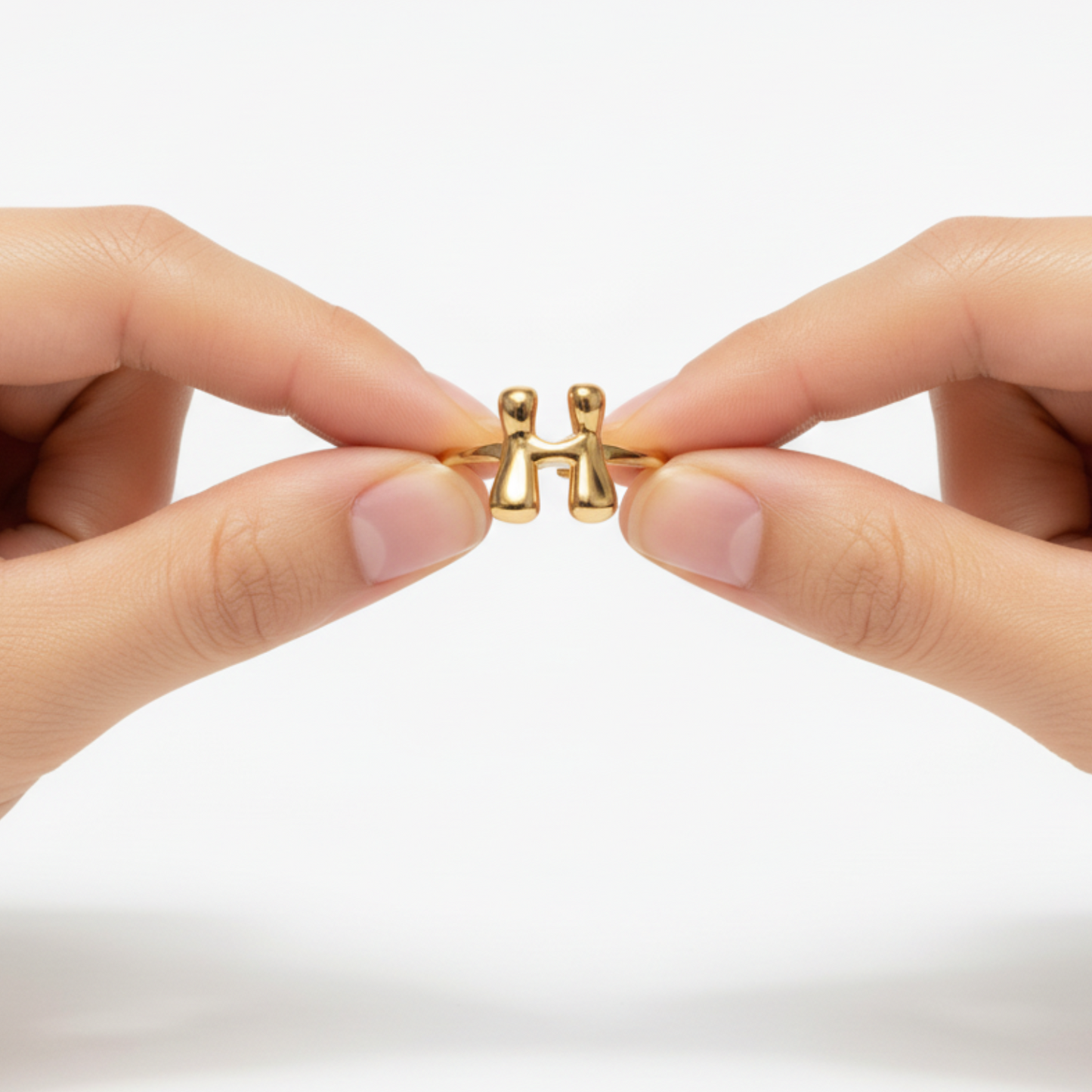 Regulowany pierścionek z literą "Luxe Bubble"