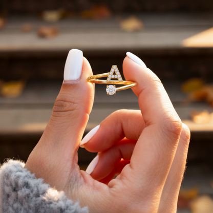 Regulowany pierścionek z literą "Classic"