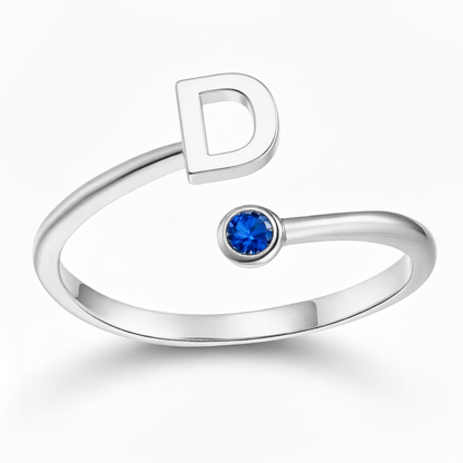 Regulowany pierścionek z literą "Essence"