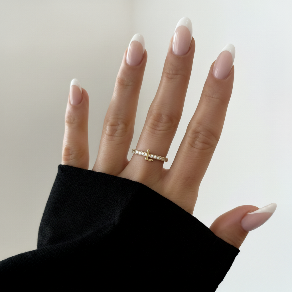 Regulowany pierścionek z literą "Sparkle"