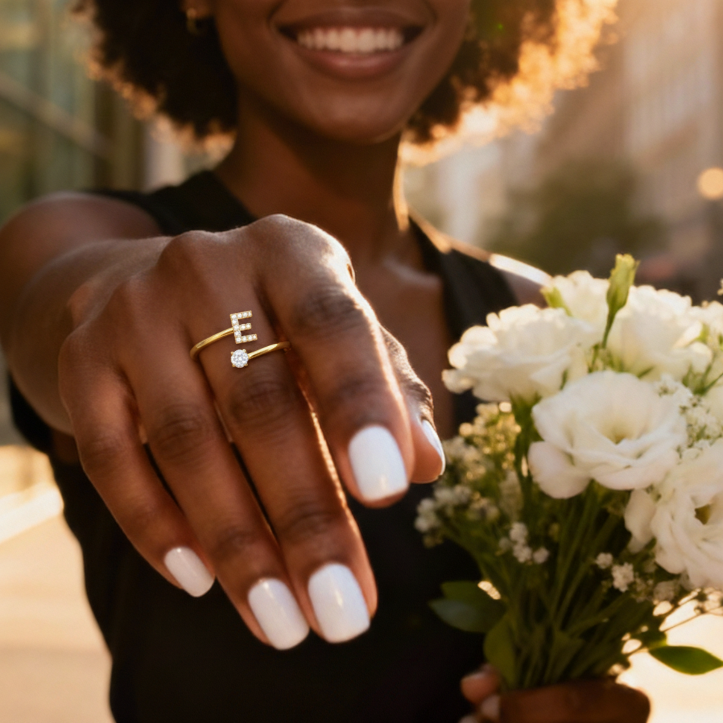 Regulowany pierścionek z literą "Classic" z kartą z wiadomością i pudełkiem na prezent