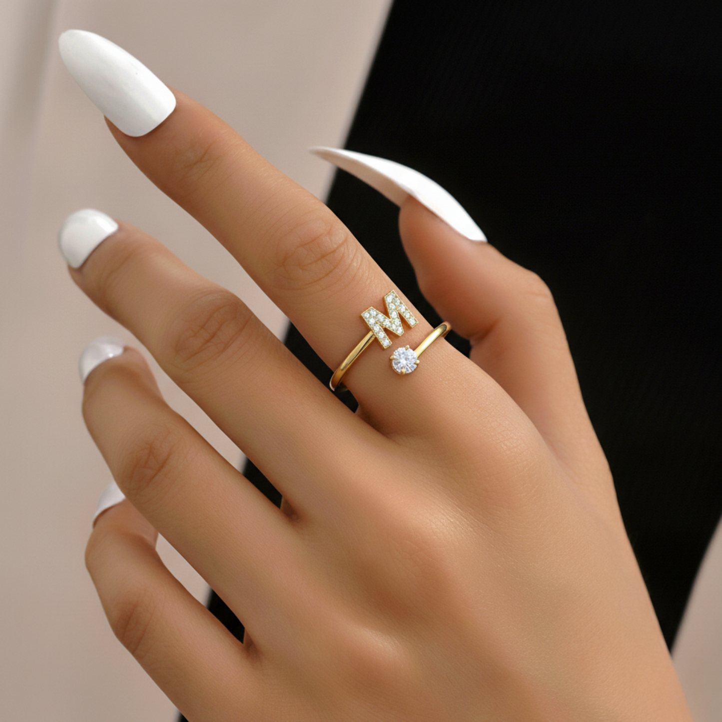 Regulowany pierścionek z literą "Classic" z kartą z wiadomością i pudełkiem na prezent