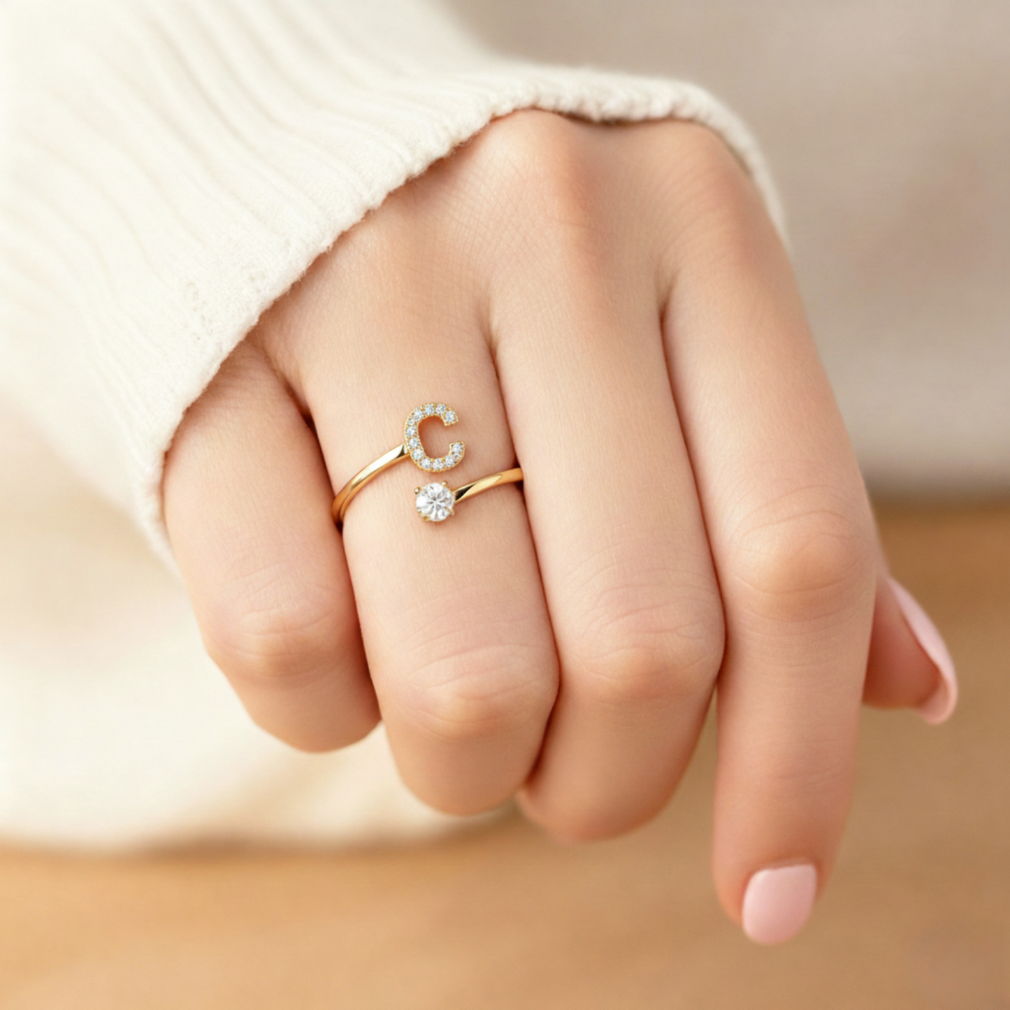 Regulowany pierścionek z literą "Classic" z kartą z wiadomością i pudełkiem na prezent