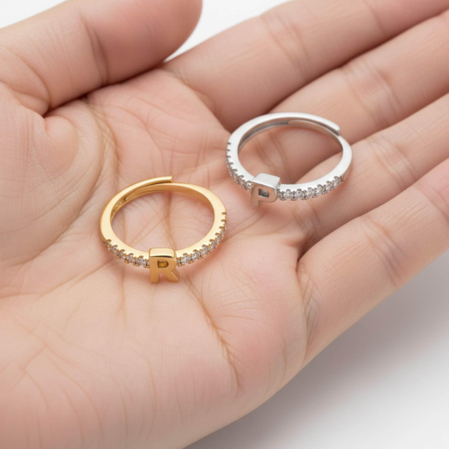 Regulowany pierścionek z literą "Sparkle"