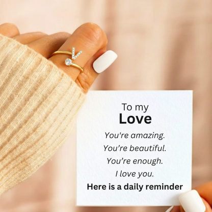 Regulowany pierścionek z literą "Classic" z kartą z wiadomością i pudełkiem na prezent