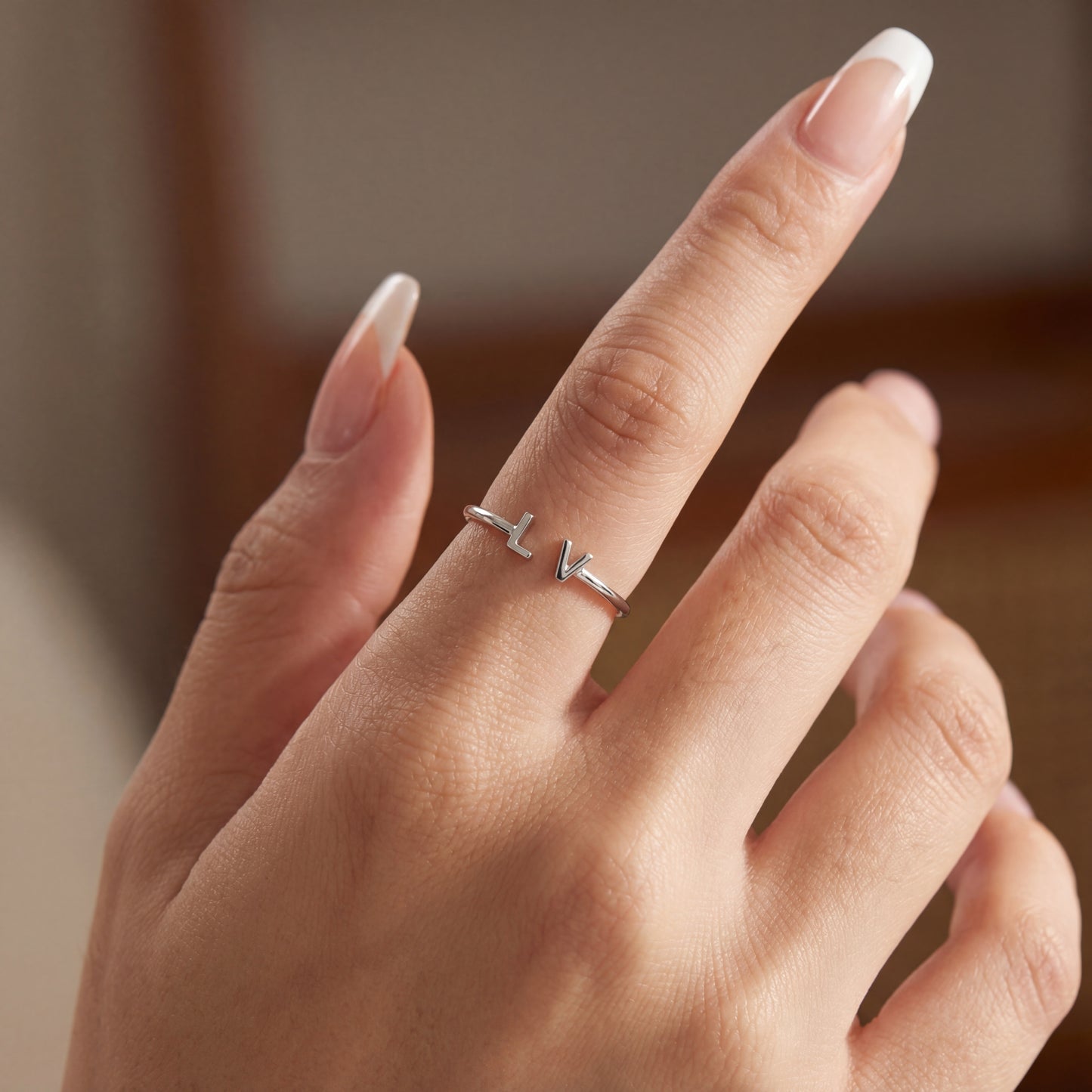 Regulowany pierścionek z literą "Podwójny monogram"