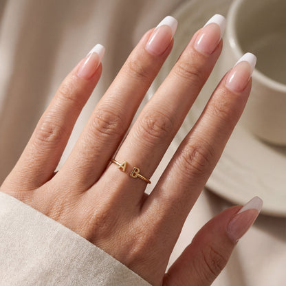 Regulowany pierścionek z literą "Podwójny monogram"