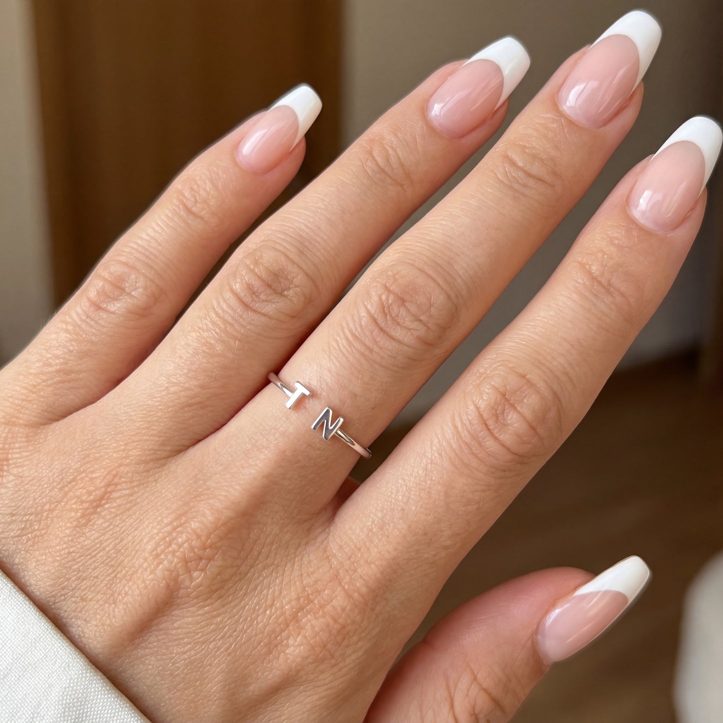 Regulowany pierścionek z literą "Podwójny monogram"