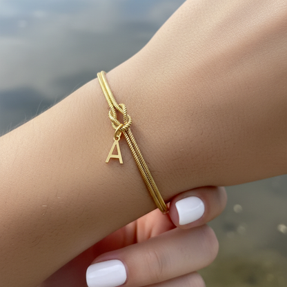 Bransoletka z literą "Knot"