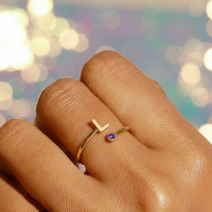 Regulowany pierścionek z literą "Essence"