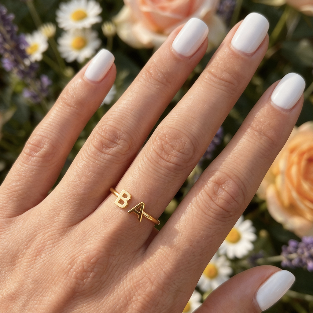 Regulowany pierścionek z literą "Podwójny monogram"