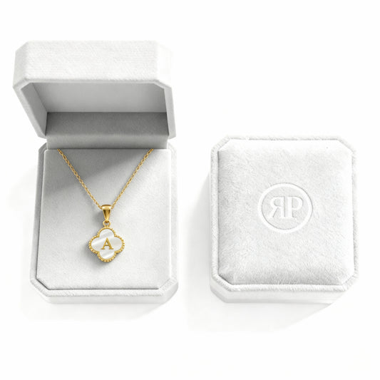 Naszyjnik z literą "Lucky"