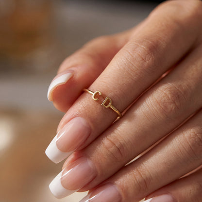 Regulowany pierścionek z literą "Podwójny monogram"