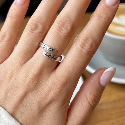 Regulowany pierścionek z literą "Dual Soul"