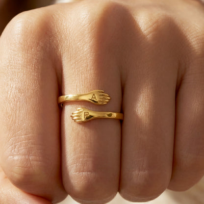 Regulowany podwójny pierścionek z inicjałami "Embrace"