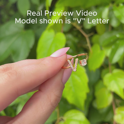 Regulowany pierścionek z literą "Classic"