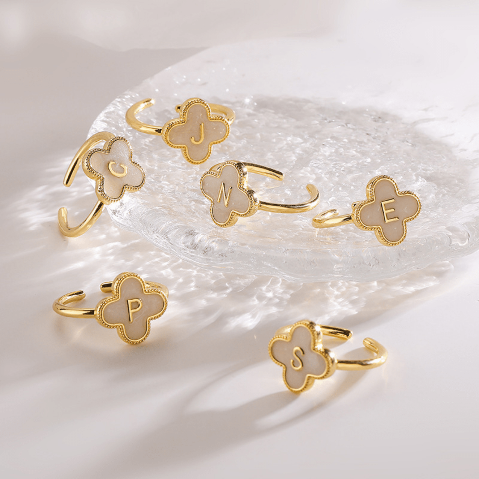 RICCARDI - BAGUE AJUSTABLE "Initial Charm Clover Ring" - Riccardi