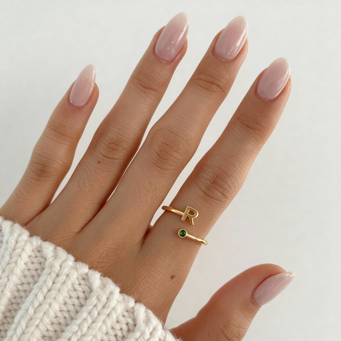 Regulowany pierścionek z literą "Essence"