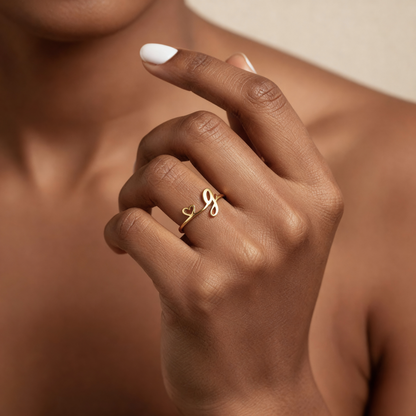 Regulowany pierścionek z literą "Pretty"