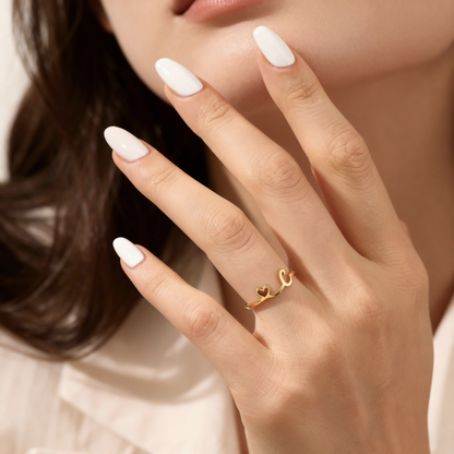 Regulowany pierścionek z literą "Pretty"